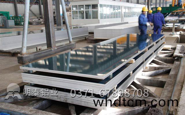 鋁(lv)闆(ban)生(sheng)産廠傢選(xuan)擇哪(na)傢(jia)強(qiang)？明泰(tai)鋁業(ye)告(gao)訴妳